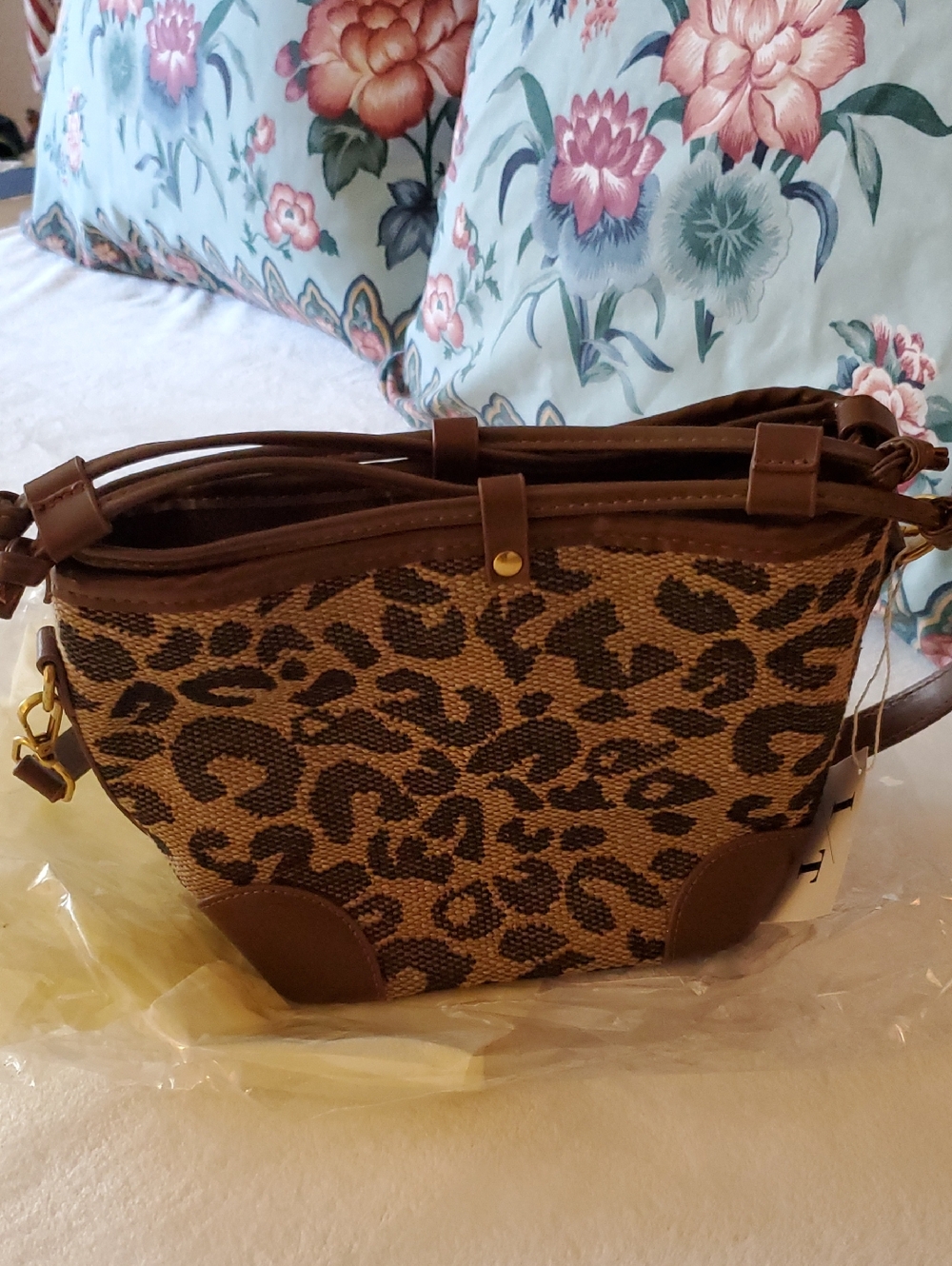 Ivy & Taylor Leopard Crossbody Bucket Bag NWT - Picture 2 of 8